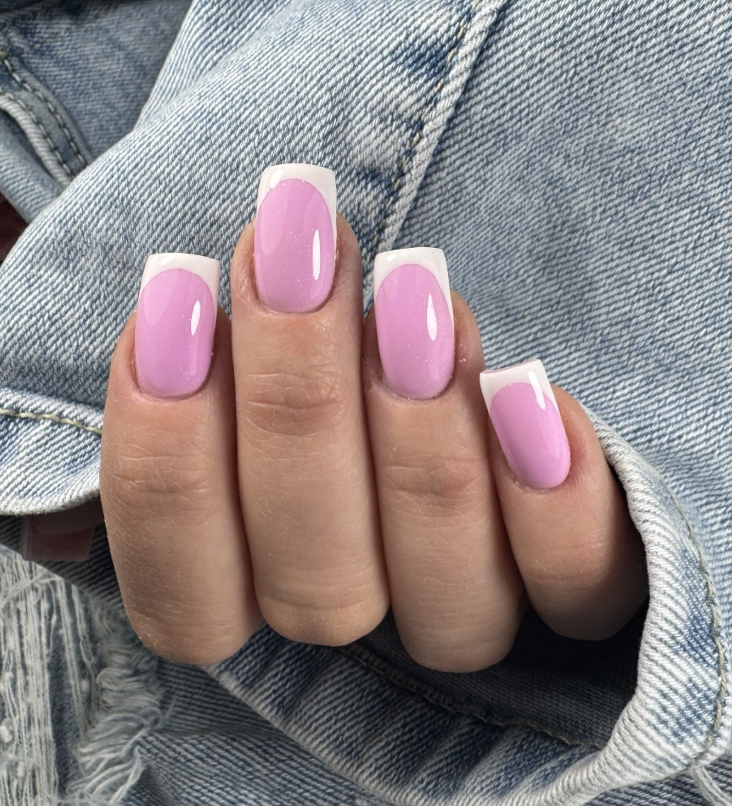 Perfekcyjny manicure hybrydowy w pastelowym odcieniu – trwała stylizacja wykonana produktami Base On.