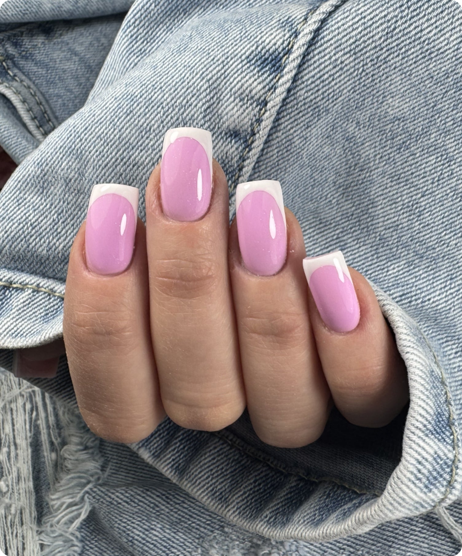 Perfekcyjny manicure hybrydowy w pastelowym odcieniu – trwała stylizacja wykonana produktami Base On.