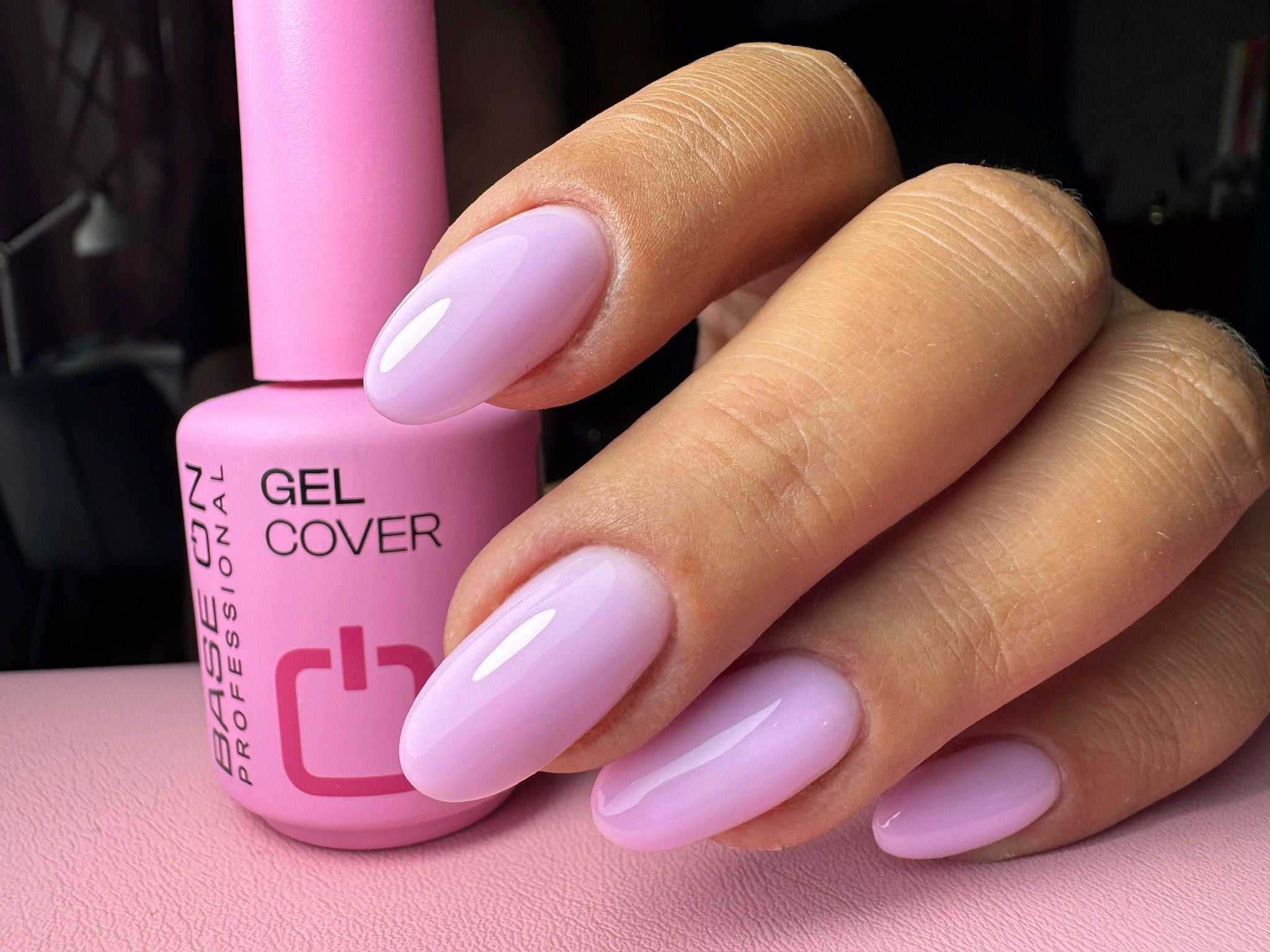 Manicure hybrydowy z użyciem Gel Cover Base On w różowym kolorze.