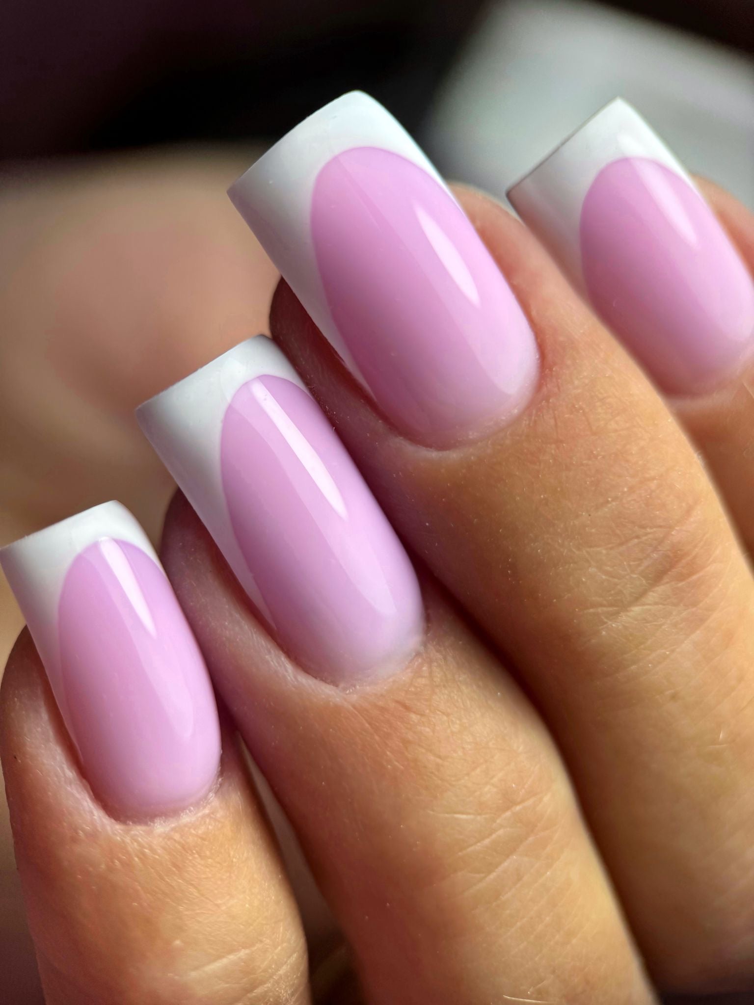 Baza hybrydowa czy żel w butelce? Co wybrać do idealnego manicure?